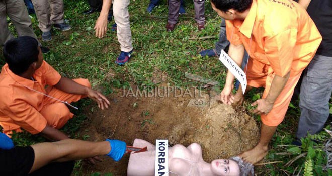 Rkonstruksi pembunuhan Indri Sepiana Putri (14) oleh penyidik Satreskrim Polres Muarojambi.