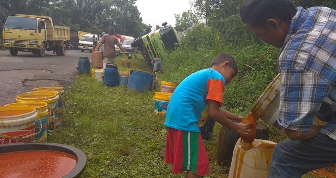 Truk CPO Terguling di Rantau Puri.