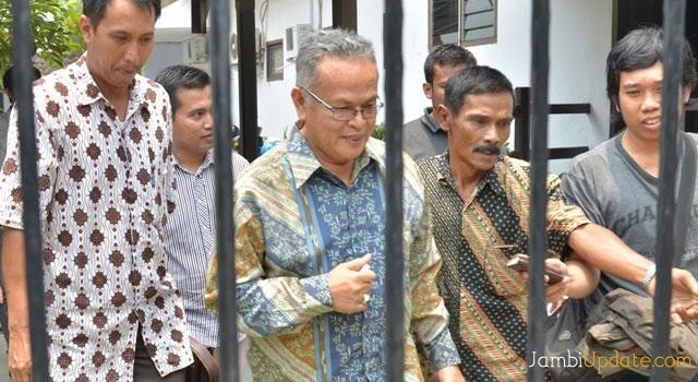 Mantan Rektor Unja Aulia Tasman.