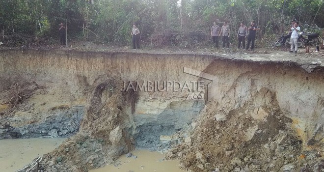Terlihat pengerukan yang dilakukan para pelaku PETI di Dusun Remaji, Desa Rantau Api, Kecamatan Tengah Ilir, Kabupaten Tebo.