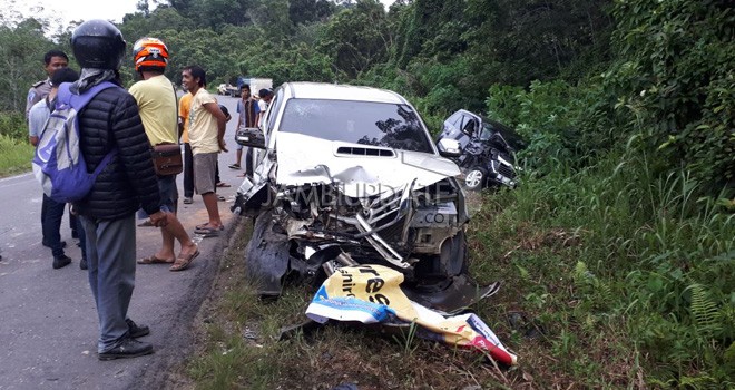 Kecelakaan melibatkan Avanza Veloz BH 1007 WD dengan Toyota Hilux BG 9484 NQ.