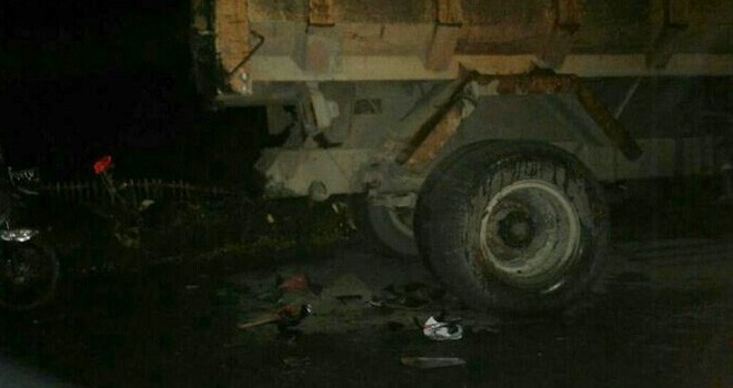 Terlihat motor yang hancur setelah menabrak truck.