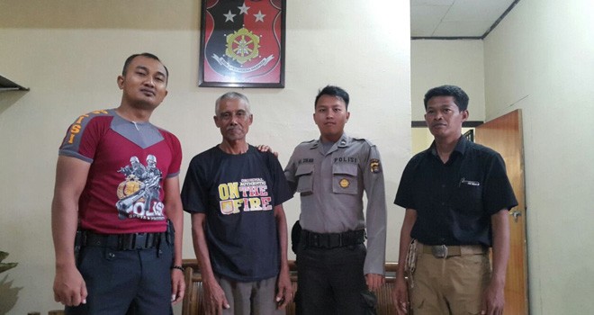 Kakek Setengah Abad Asal Pamenang saat diamankan Polisi.