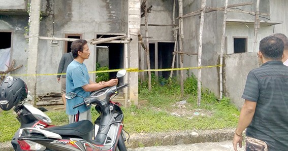 MASIH MISTERIUS: Rumah kosong yang menjadi tempat singgah Suharto diberi police line usai kejadian kemarin. Rumah itu berjarak sekitar 100 meter dari SPBU Nglejok, Kelurahan Kuripan, Purwodadi. (WARGA FOR RADAR KUDUS)