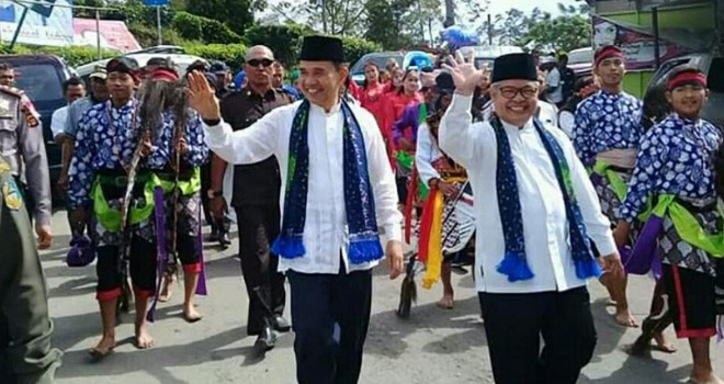 Pasangan Adirozal-Ami Taher saat Deklarasi di Pasar Semurup.