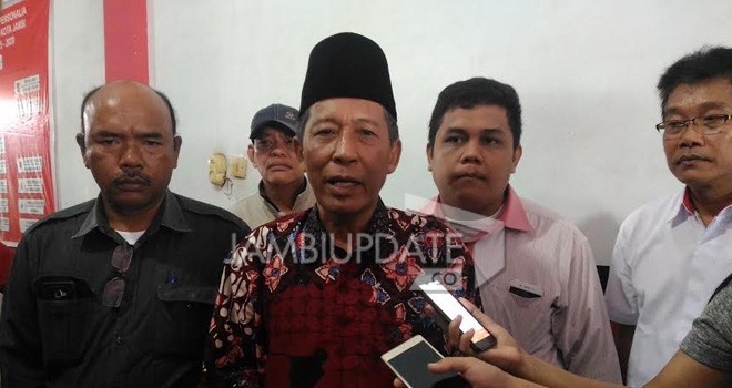 Abdullah Sani saat diwawancarai awak media.