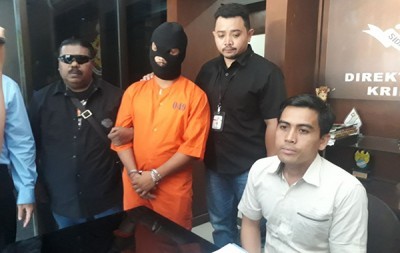 DIAMANKAN: Komang Sudana, oknum pegawai kontrak Satpol PP Denpasar diamankan karena pungli 12 spa liar (Andre Sulla/Radar Bali)