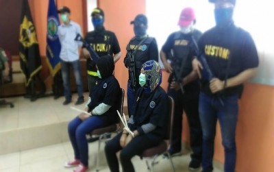 Dua tersangka penyelundupan sabu di Bandara Internasional Adi Soemarmo, Solo. (Ari Purnomo/JawaPos.com)