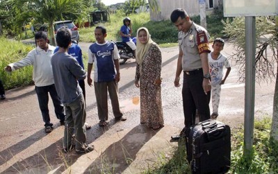 Polisi dan warga melihat tas koper yang didalamnya bersi bayi ditemukan oleh warga Perumahan Villa Paradise, Batuaji, Selasa (9/1). (DALIL HARAHAP/BATAM POS/Jawa Pos Group)