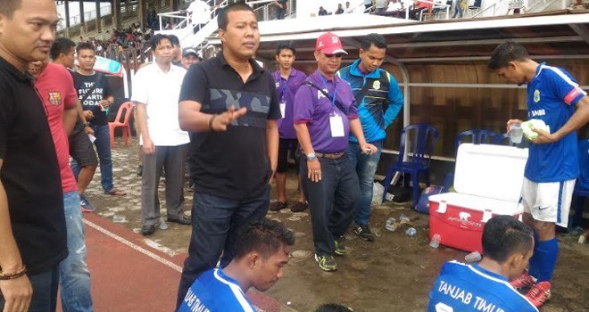 Bupati Tanjab Timur Romy Haryanto turun langsung ke bench pemain untuk memberi support kepada Tim Tanjab Timur saat bertemu Kerinci dalam laga perdana 8 Januari kemarin