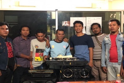 Tersangka (tengah) beserta barang bukti elektronik yang diduga dicurinya dari Dinas Pariwisata tempatnya menjadi pegawai honorer, Kamis (11/1) (Riki Chandra/JawaPos.com)