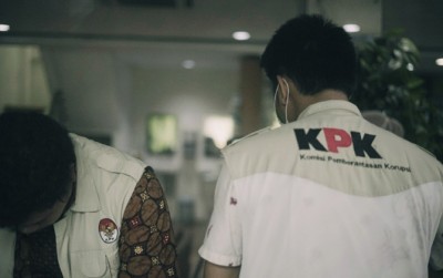 Penyidik KPK menggeledah kantor firma hukum Fredrich Yunadi (Teguh/JawaPos.com)