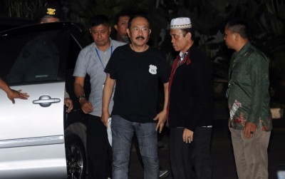 Fredrich Yunadi saat tiba di Gedung KPK Sabtu (13/01) dini hari usai ditangkap penyidik KPK. (Dery Ridwansyah/JawaPos.com)