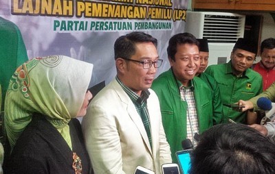 Salah satu gaya Ridwan Kamil dengan jas dipadukan kemeja kotak-kotak (Gunawan/JawaPos.com)