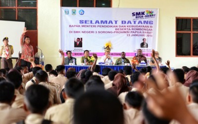 Mendikbud Muhadjir Effendy saat mengunjungi SMK Negeri 3 Sorong (Istimewa)
