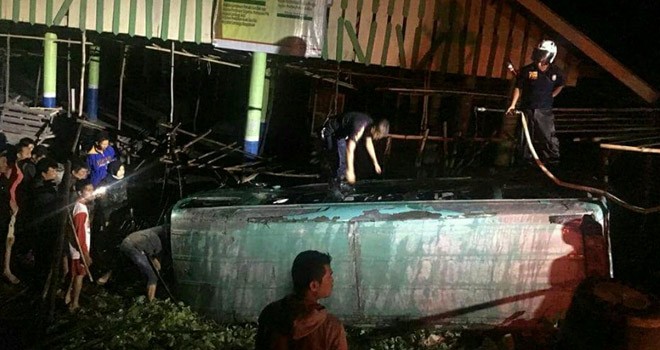 Mobil Travel di Kerinci Pecah Ban,Tabrak Pondok, Lalu Terbakar.