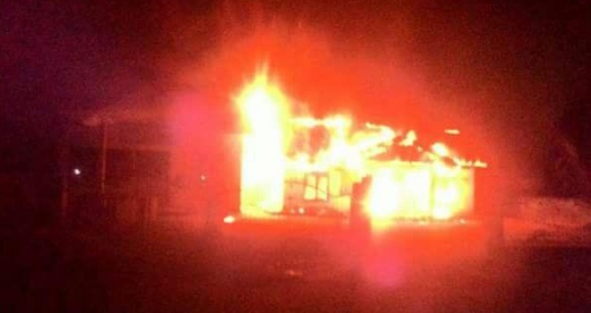 Kantor Rio di Pelepat Ikir Dibakar Warga.