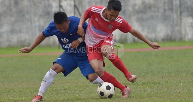 Salah satu laga penyisihan grup Turnamen Sepakbola Gubernur Cup Jambi 2018