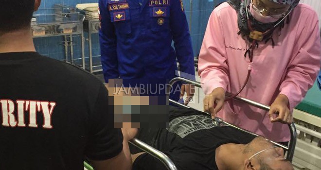 Salah satu korban pompong yang tenggelam di Sungai Bram Itam, saat mendapatkan perawatan medis.