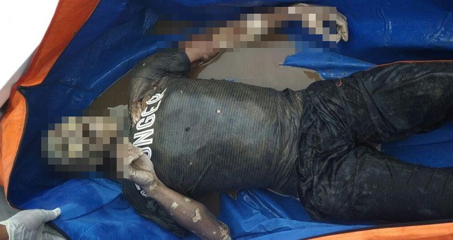 Pihak BPBD Tanjab Barat, saat mengevakuasi korban Haryadi yang tenggelam di Bram Itam, kemarin.