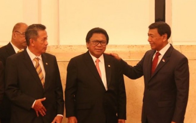 Ketua Umum Hanura Oesman Sapta Odang (Oso) saat berbincang bersama Menkopolhukam Wiranto di Istana Negara. (fatra/jpnn)
