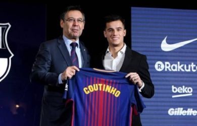 Presiden Barcelona, Josep Bartomeu memperkenalkan pemain baru mereka, Philippe Coutinho, Senin (8/1/2018). Kontrak Coutinho di Barcelona sampai 2023 mendatang. (as)