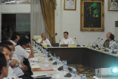 Gubernur Sumsel, Alex Noerdin saat menerima Kepala BRG Nazir Foead di Griya Agung (Alwi Alim/JawaPos.com)