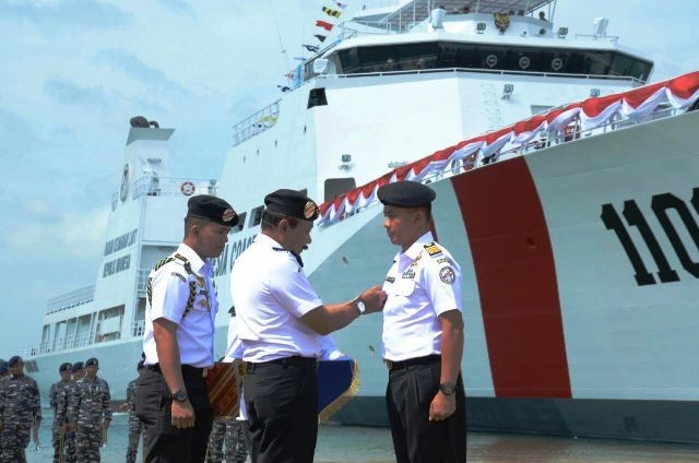 Kabakamla menyematkan Pin dalam upacara pengukuhan Letkol Laut (P) Muhammad Dimmi Oumry, sebagai Komandan KN Tanjung Datu-1101 oleh Kabakamla RI selaku Irup (Bobi Bani/JawaPos.com)