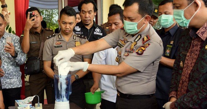 Kapolres Muarojambi, AKBP Dedi Kusuma Siregar saat memusnahkan narkoba dengan cara diblender di Mapolres Muarojambi, kemarin.