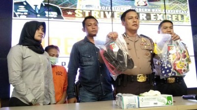 Kapolresta Palembang, Kombes Pol Wahyu Bintono Hari Bawono didampingi Kasatreskrim, Yon Edi Winara (baju biru) dan Kabag Ops, Marully Pardede saat memberikan keterangan pers di Mapolresta Palembang (Alwi Alim/JawaPos.com)