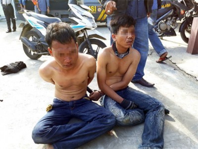 Dua pelaku saat diamankan petugas Polsek Padang Utara, Rabu (17/1) (Riki Chandra/JawaPos.com)