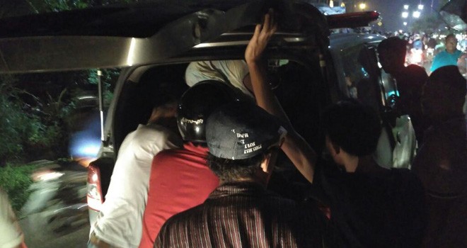 Seorang Pengendara saat Dilarikan ke Rumah Sakit.