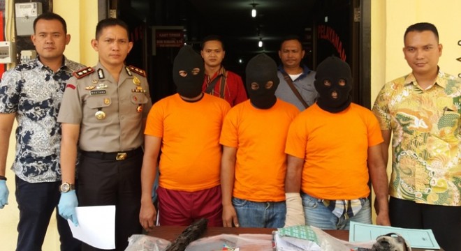 Tiga tersangka (pakai topeng) saat press release di Polres Bungo Jumat (19/1)