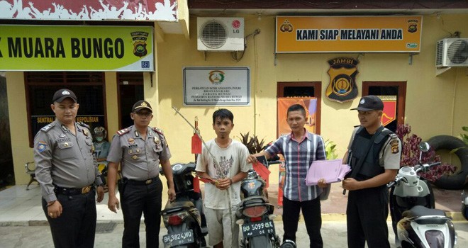 Tersangka Aljon saat diamankan bersama dengan barang bukti Mapolsekta Muarobungo. 