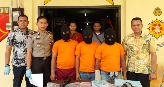 Kapolres Bungo, AKBP Budiman Bonstang, saat mengekspose penangkapan tiga pelaku utama pembakaran kantor Rio Dusun Koto Jayo dan barang bukti di Polres Bungo.