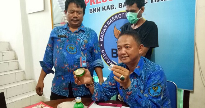 Kepala BNNK Batanghari, Kompol Zuhairi saat menggelar ekspose penangkapan Kewok di kantornya.