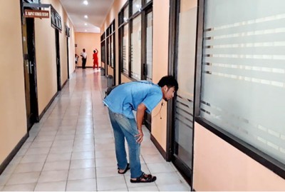 SEPI MELOMPONG: Wartawan melihat ruang komisi di DPRD Sampang yang tidak berpenghuni Jumat (19/1). (DARUL HAKIM/Radar Madura/JawaPos.com)