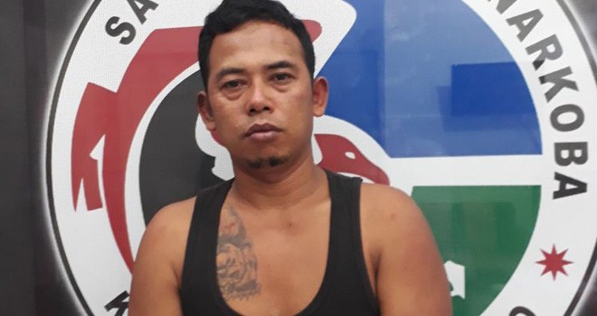 Tersangka IS dan barang bukti saat diamankan di Satresnarkoba Polres Tebo. 