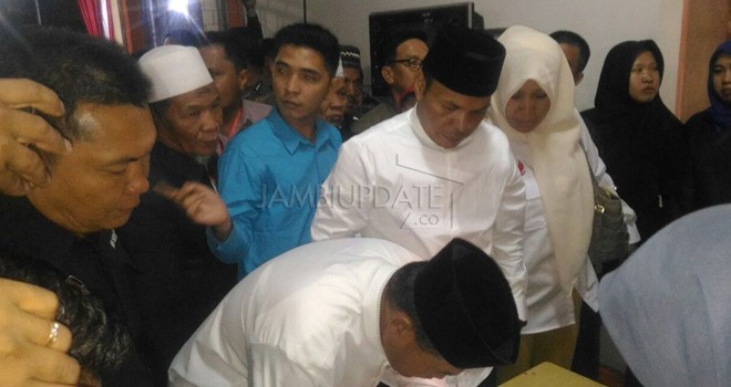 Zainal Arsal saat mendaftar di KPU.