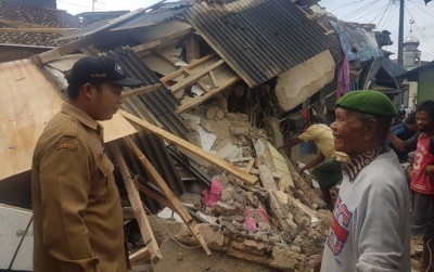 Sejumlah rumah rusah parah akibat gempa bumi 6,1 SR yang berpusat di Lebak, Banten, Selasa (23/01) (Dok.BNPB)