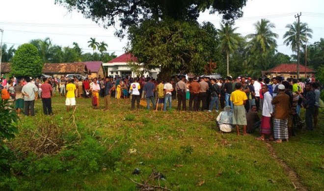 Ratusan warga Sembubuk memadati lokasi penemuan mayat pagi ini (24/1)