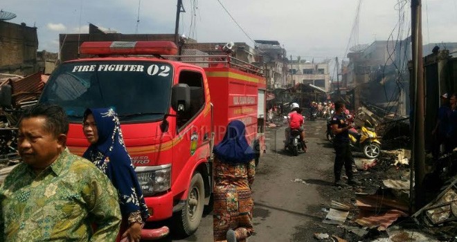Terlihat mobil damkar yang berada di lokasi kebakaran.