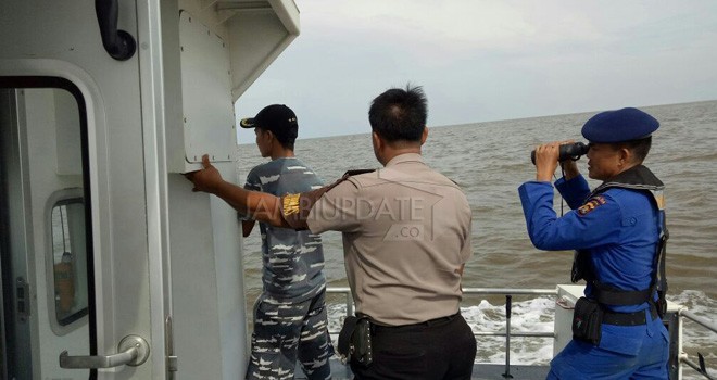 Anggota Polair saat melakukan pencarian di lokasi kejadian tabrakan pompong nelayandi Perairan Petro Com, Tanjab Timur, kemarin.   