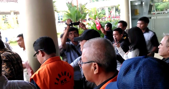 Saat digiring dari pintu keluar bandara Sultan Thaha Jambi