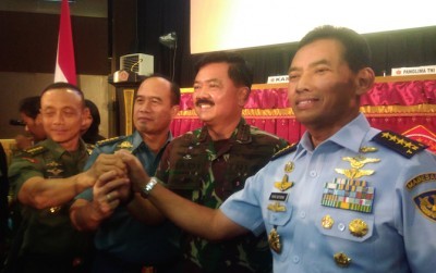 Panglima TNI Hadi berfoto bersama bersama KSAU, KSAL dan KSAD (ridwan/Jawapos.com)