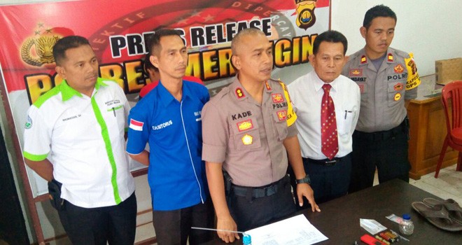 Barang Bukti yang berhasil diamankan berupa Sabu, alat hisap Sabu, HP, Sandal dan Sepeda Motor 