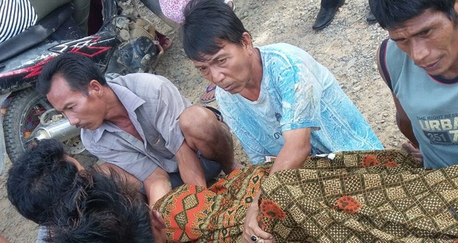 Evakuasi mayat gadis oleh warga dusun pangkal bloteng, desa teluk rendah ulu