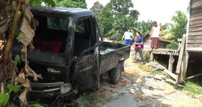 Mobil pick up Carry terlihat mengalami ringsek usai menabrak teras rumah warga di Desa Sekernan, Muarojambi. 