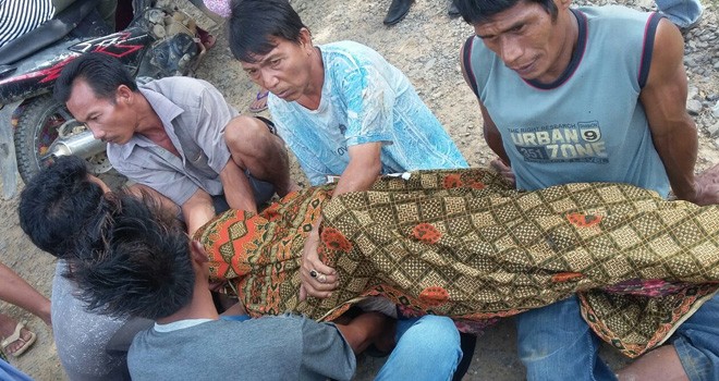 Jasad Dina (22) saat dievakuasi oleh warga.