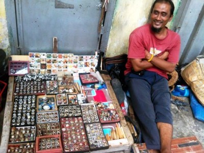 SETIA: Seorang penjual akik di Pasar Tengah Bandar Lampung masih setia menunggu pelanggan, Sabtu (27/1). (Kurnia Mahardika/JawaPos.com)